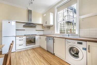 Flat Upper Tooting Park in Greater London