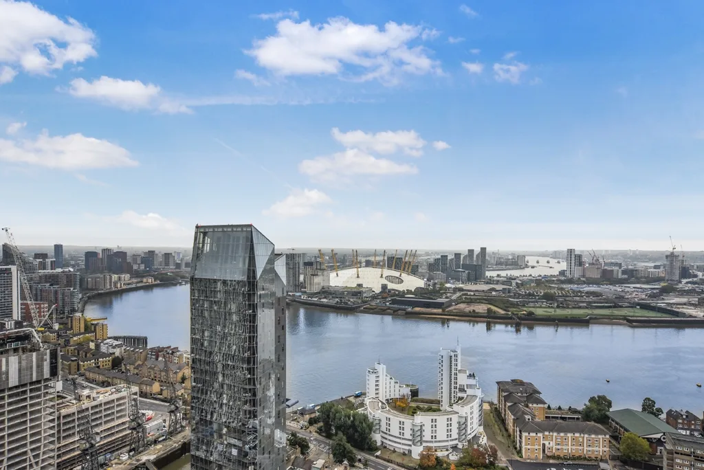 Flat Cold Harbour in Greater London