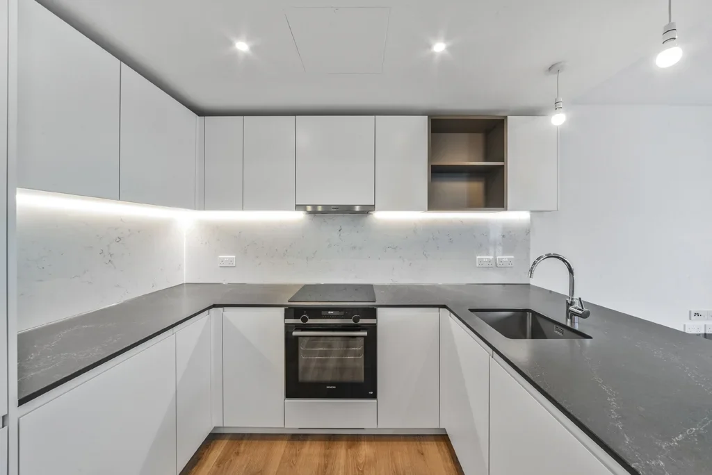 Flat Cold Harbour in Greater London