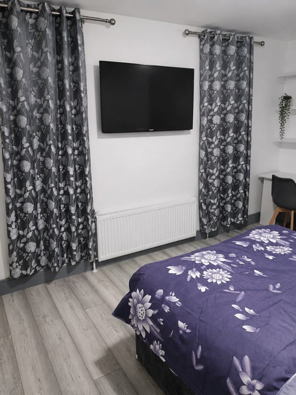 Room Saunders Road in Greater London