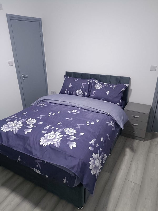 Room Saunders Road in Greater London