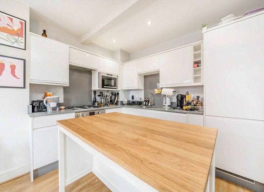 Flat Mabley Street in Greater London
