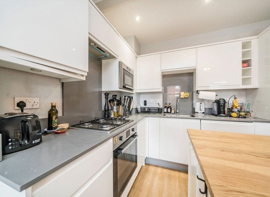 Flat Mabley Street in Greater London