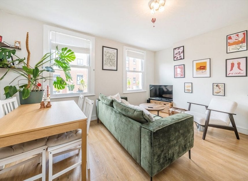 Flat Mabley Street in Greater London