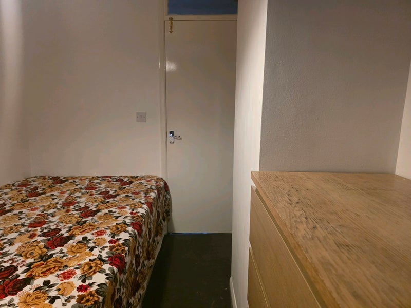 Room Kennedy Close in Greater London