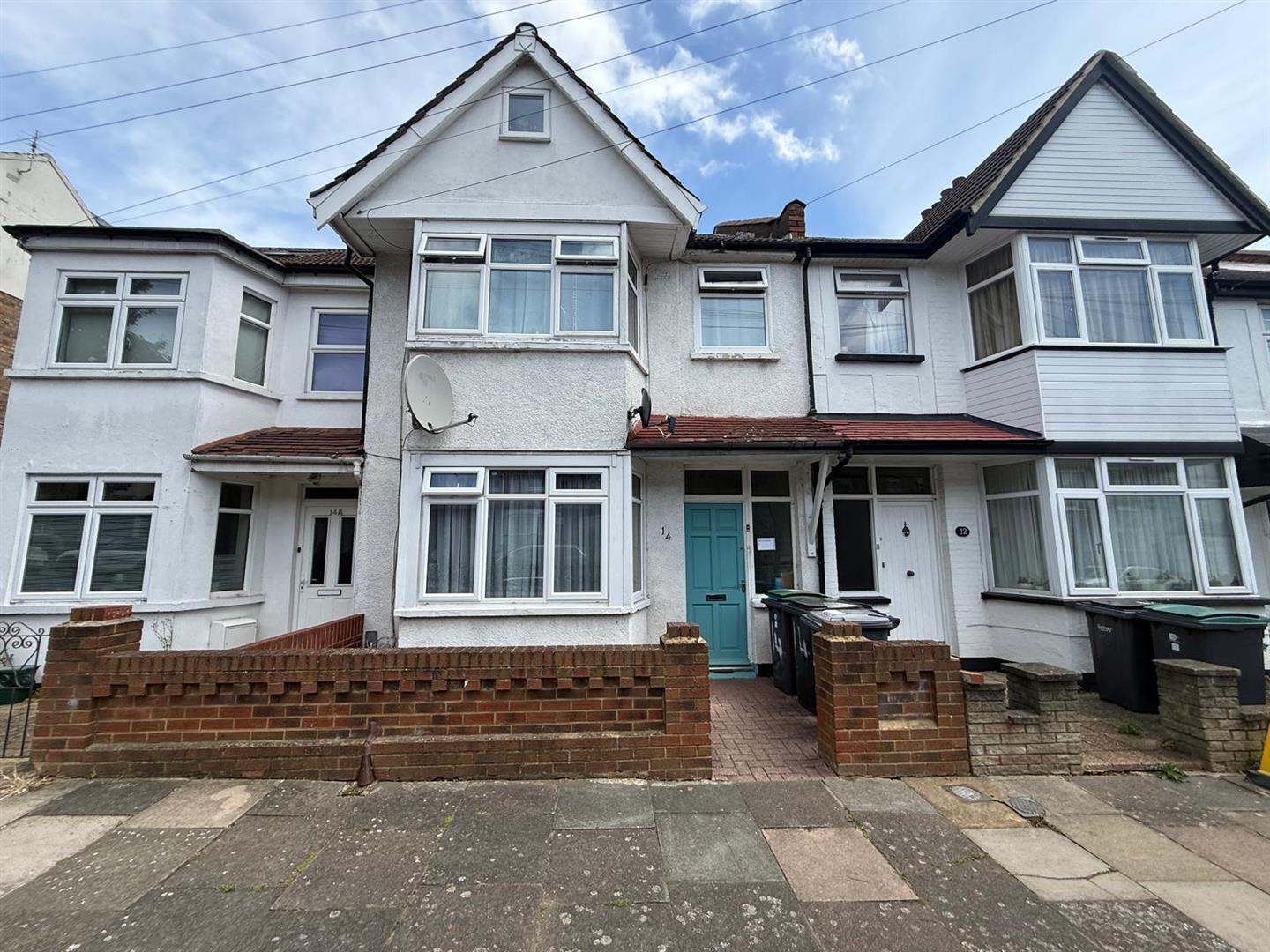 Flat Berwick Road in Greater London