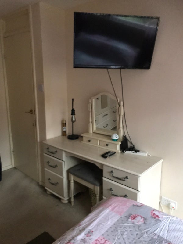 Room Dampier Walk in Crawley