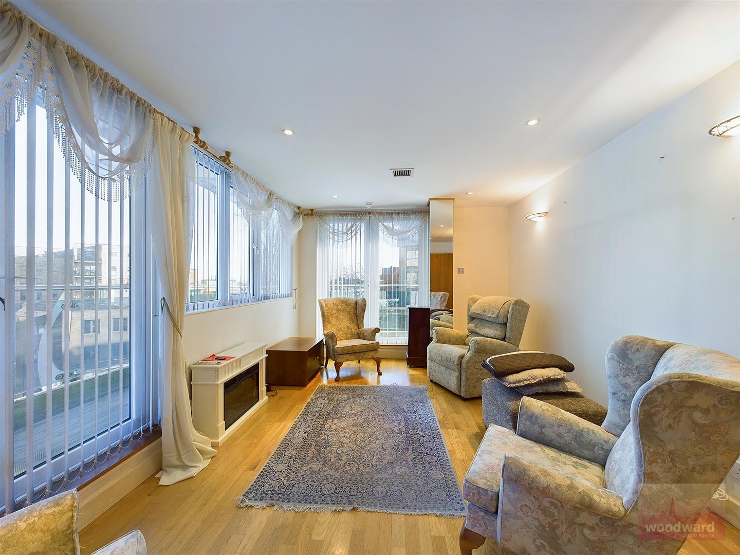 Flat Lyon Road in Greater London