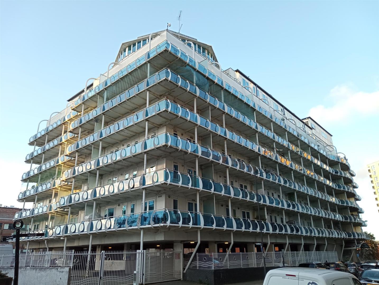 Flat Lyon Road in Greater London