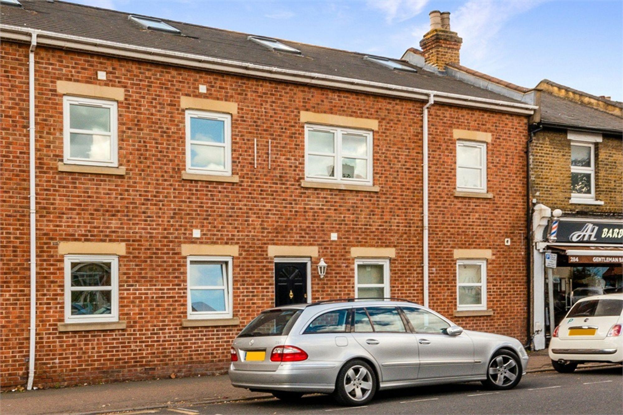 Flat Walton Road in Elmbridge
