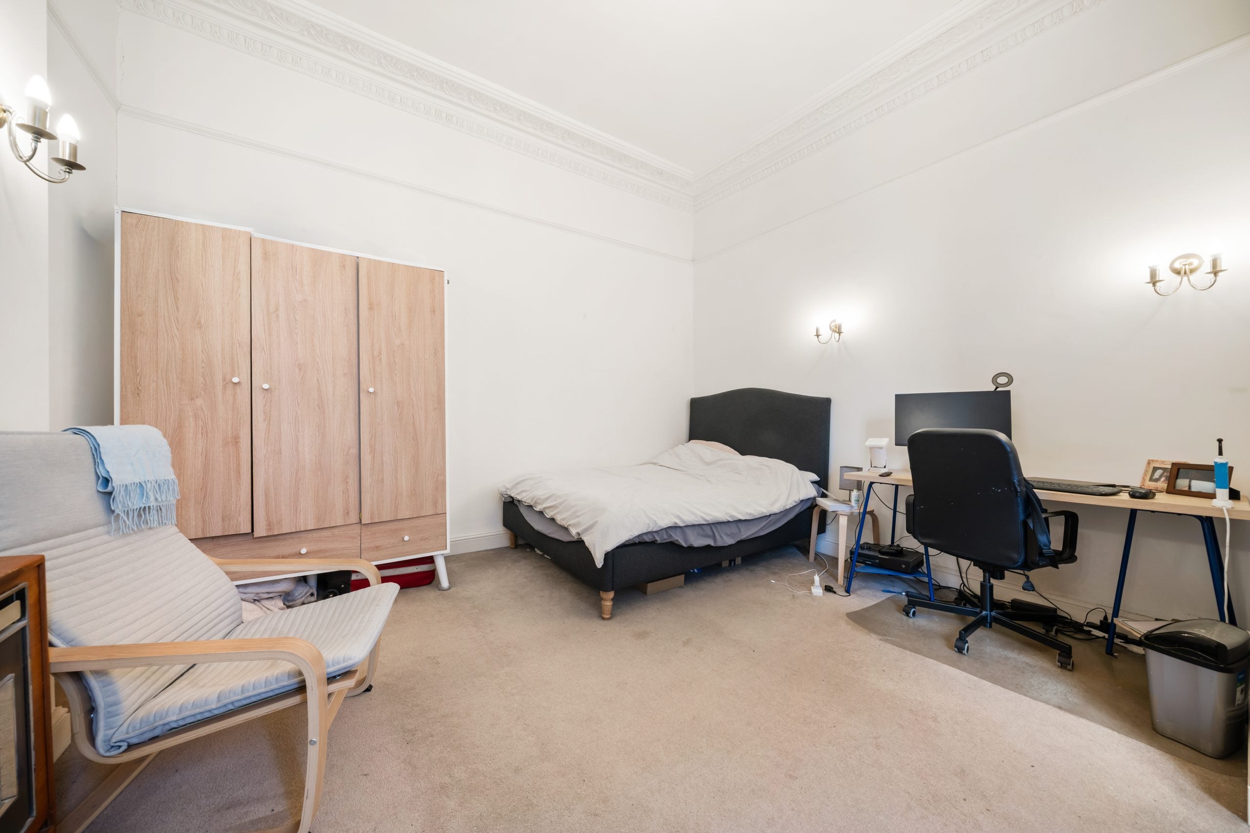 Flat Colville Road in Greater London