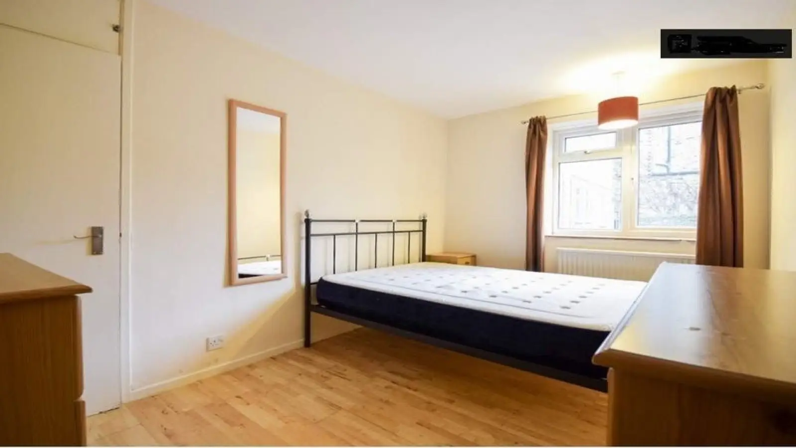 Flat Rayner's Road in Greater London