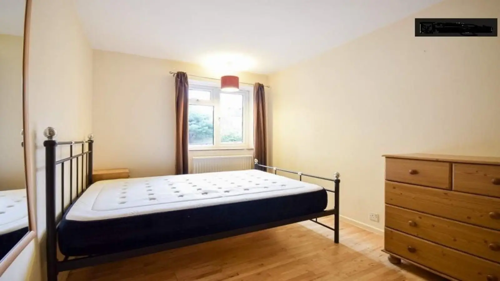 Flat Rayner's Road in Greater London
