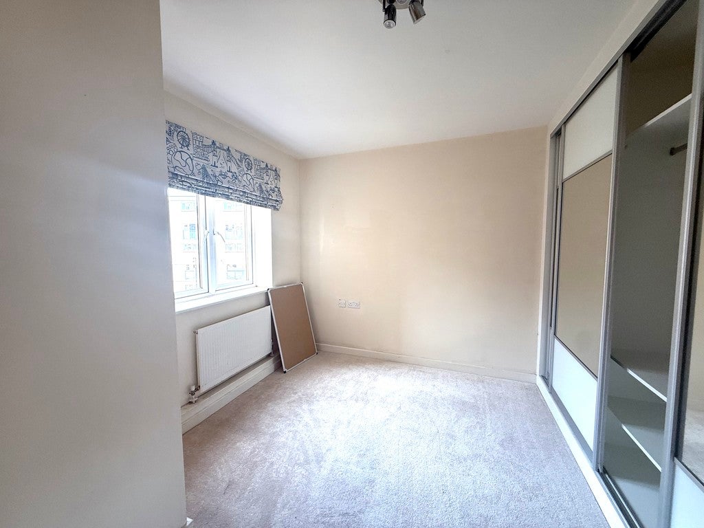Flat Gateway Court in Greater London