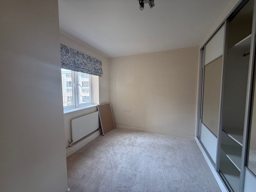 Flat Gateway Court in Greater London