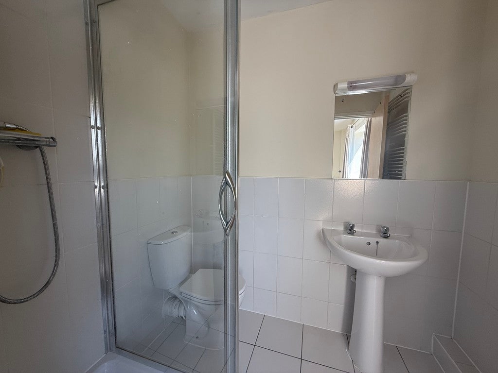 Flat Gateway Court in Greater London