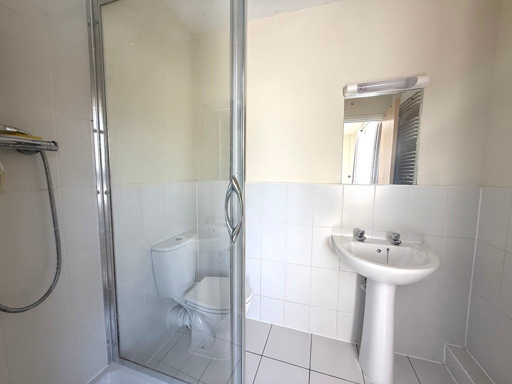 Flat Gateway Court in Greater London
