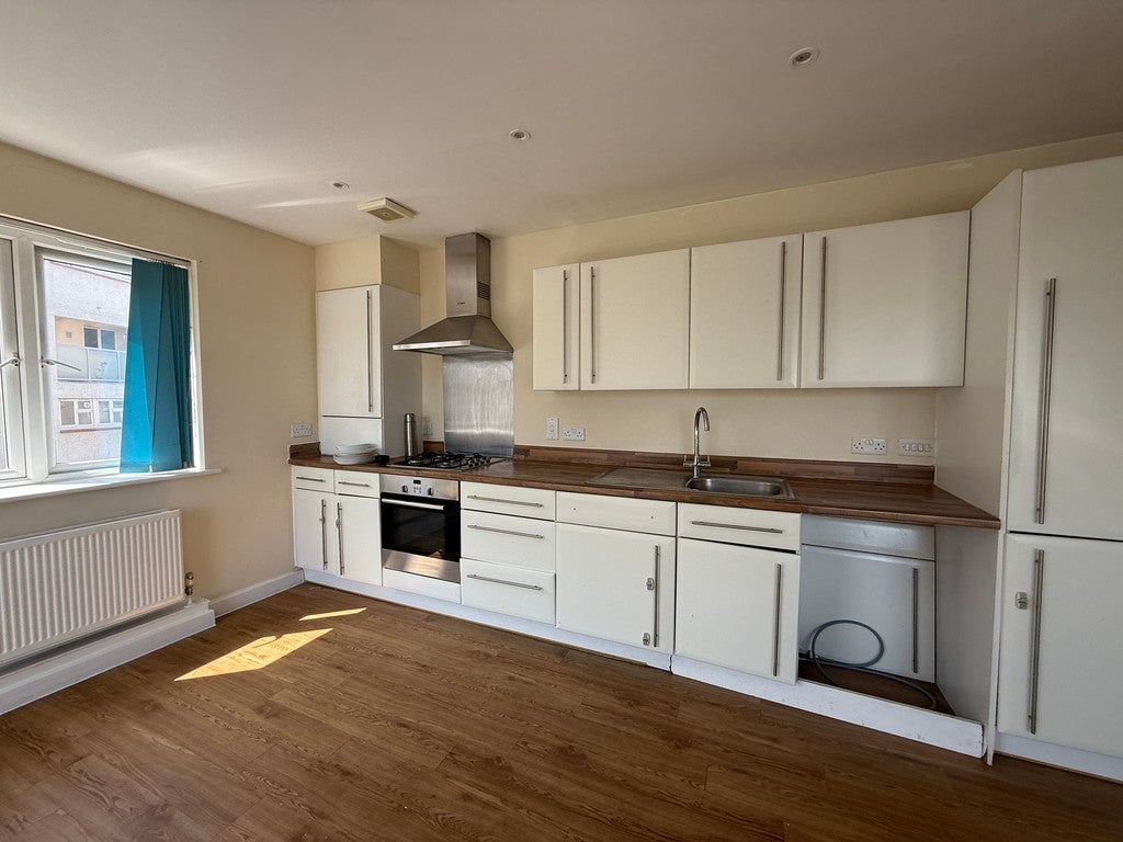 Flat Gateway Court in Greater London