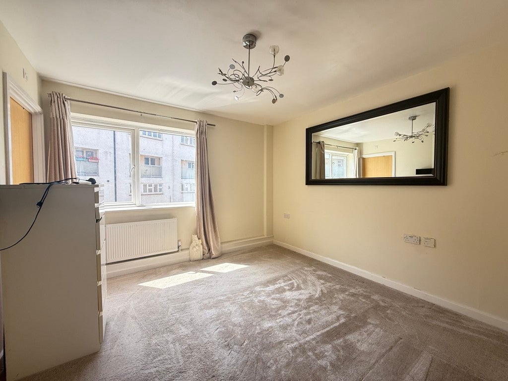 Flat Gateway Court in Greater London