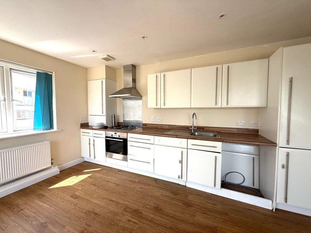 Flat Gateway Court in Greater London