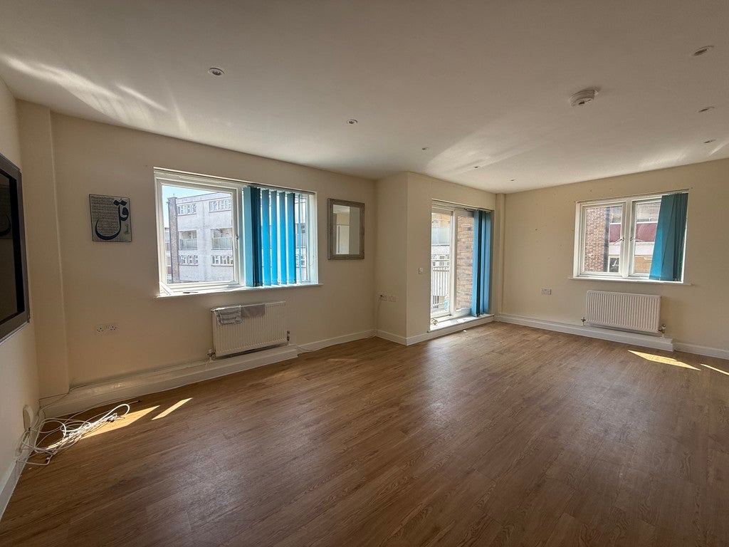 Flat Gateway Court in Greater London