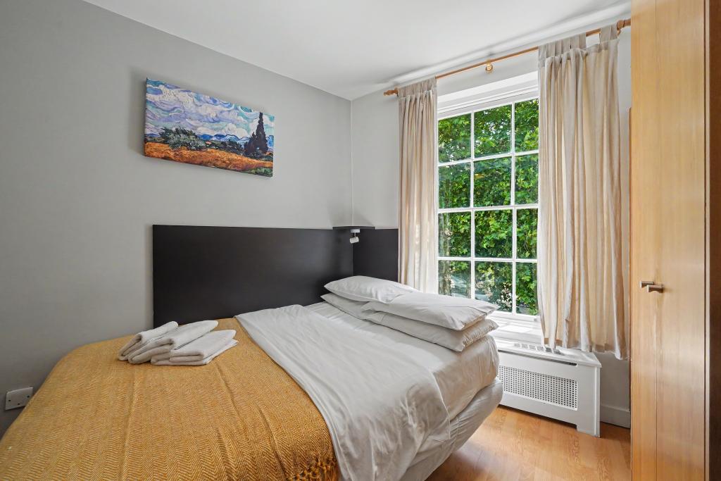 Flat Cartwright Gardens in Greater London