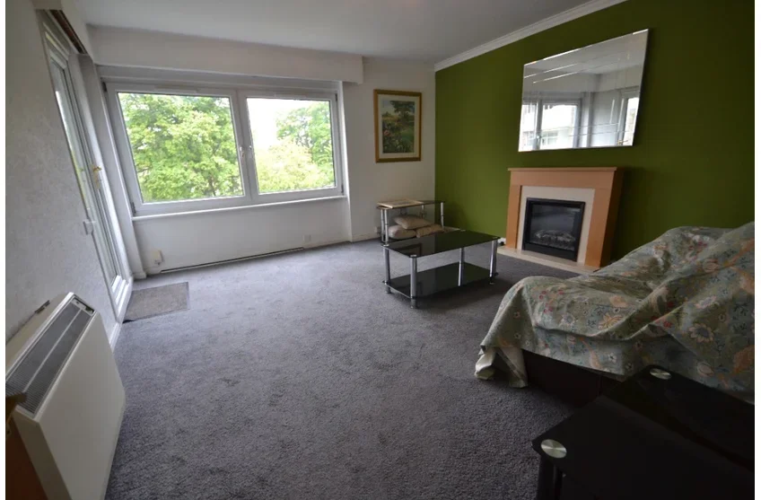Flat Barnton Grove in City of Edinburgh