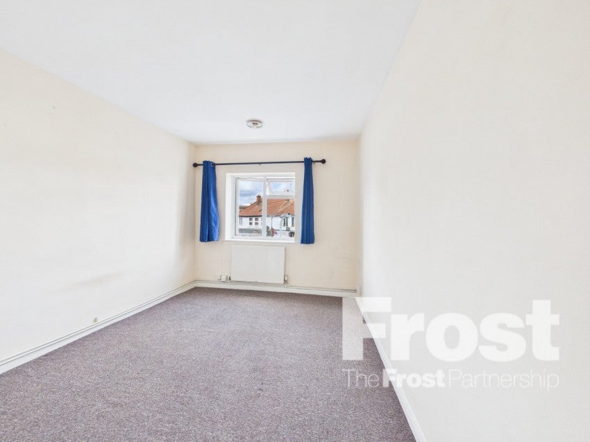 Flat Meadfield Road in Slough
