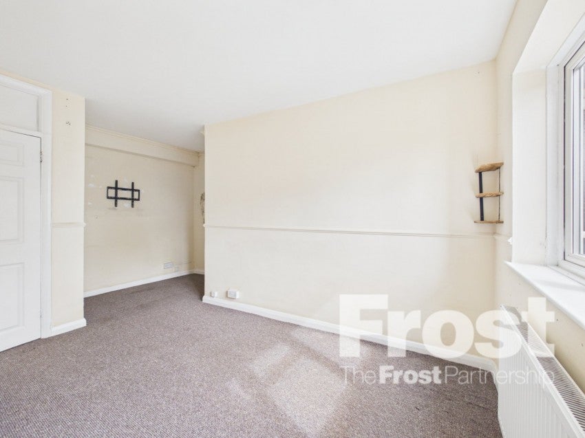 Flat Meadfield Road in Slough