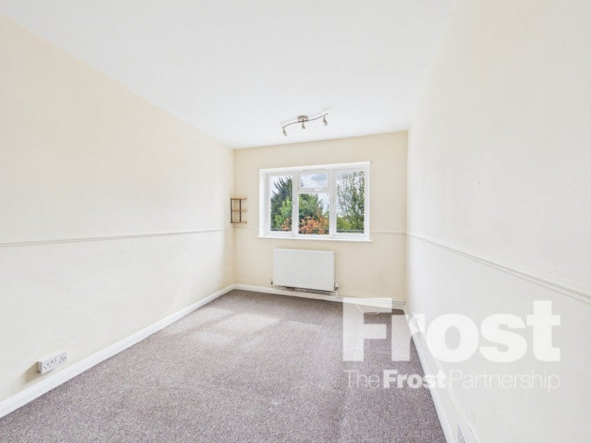 Flat Meadfield Road in Slough