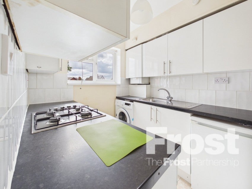 Flat Meadfield Road in Slough