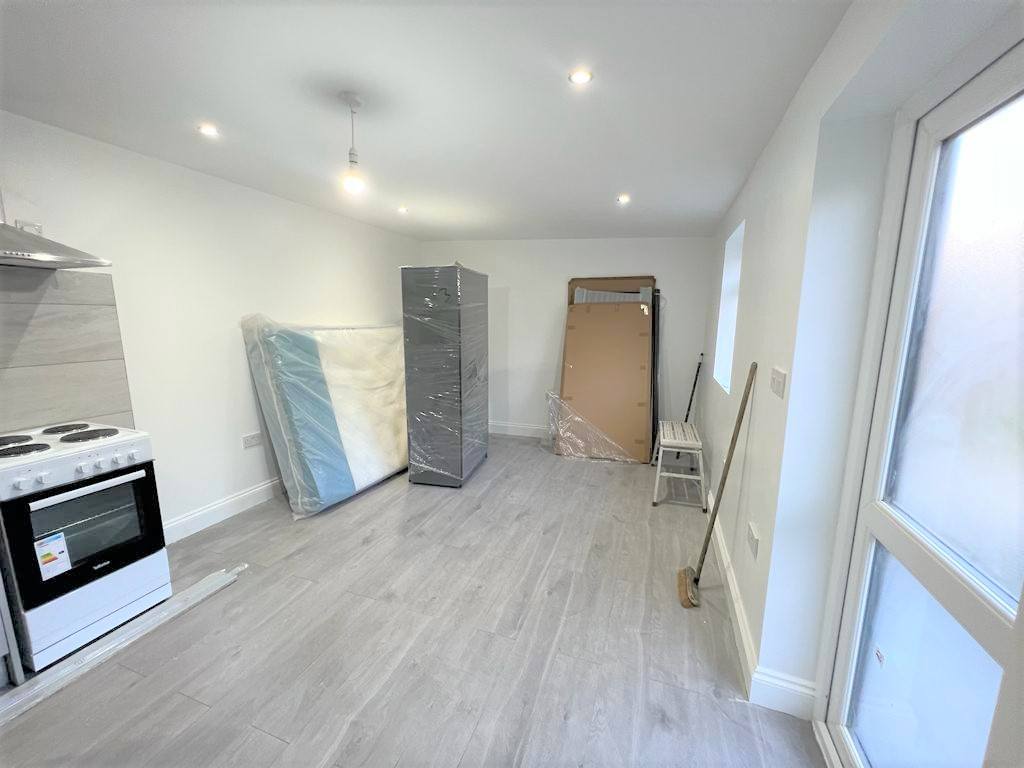Flat Blythswood Road in Greater London