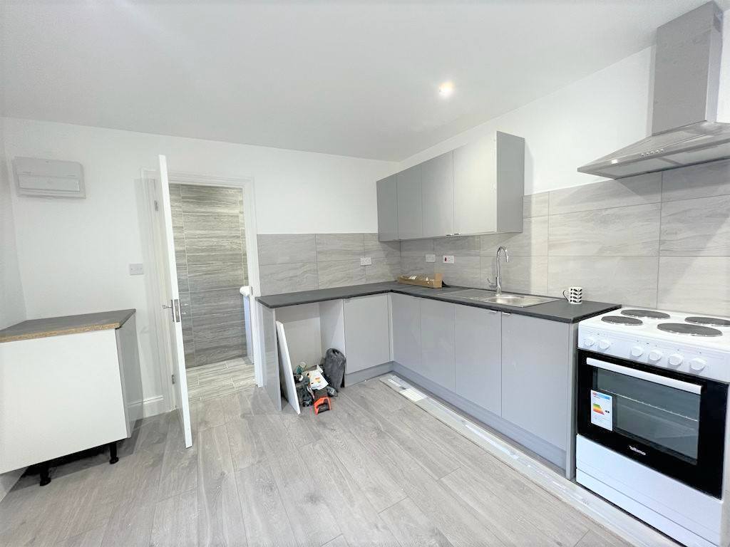Flat Blythswood Road in Greater London