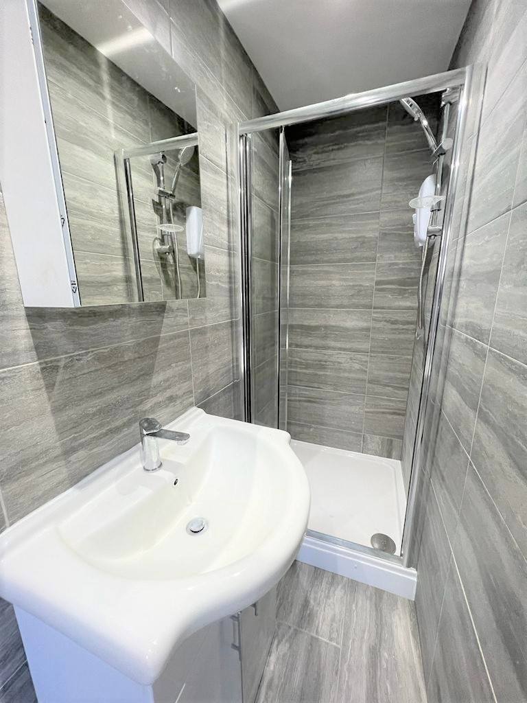 Flat Blythswood Road in Greater London