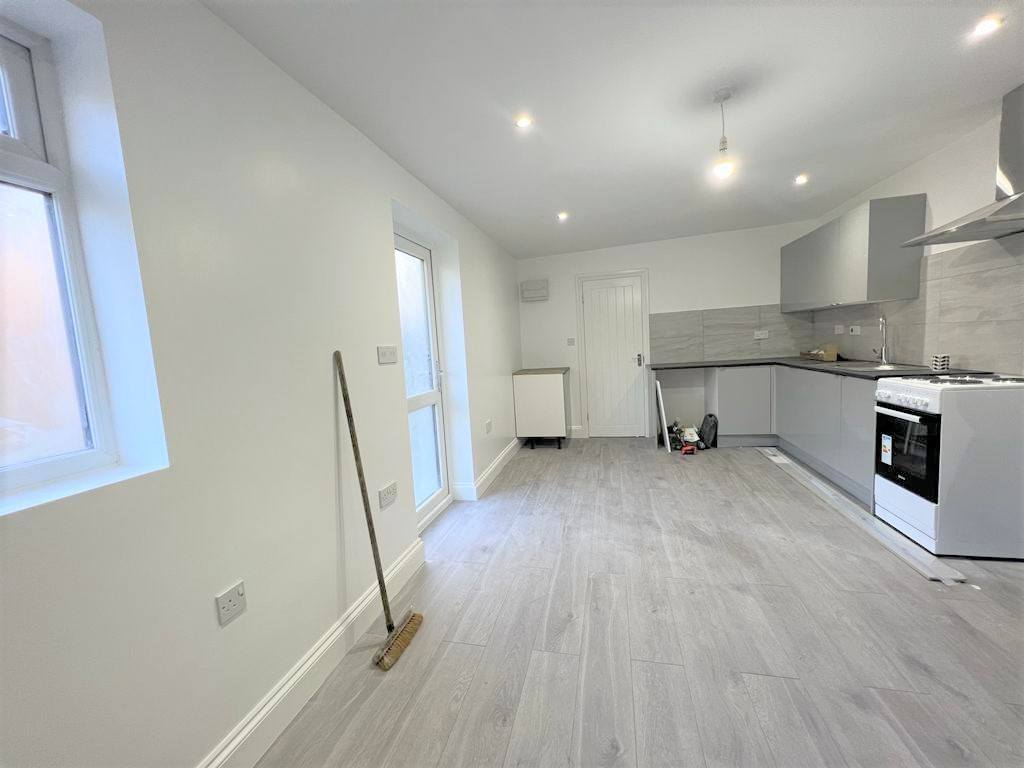 Flat Blythswood Road in Greater London