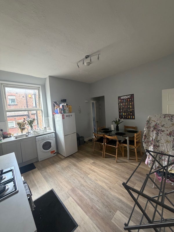Room Dickenson Road in Manchester