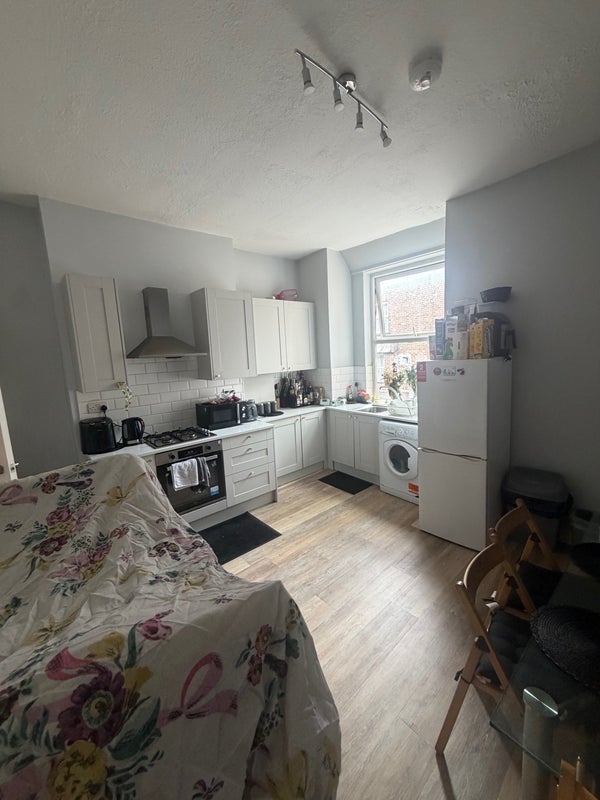 Room Dickenson Road in Manchester