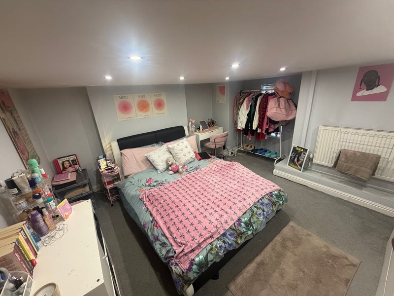 Room Dickenson Road in Manchester