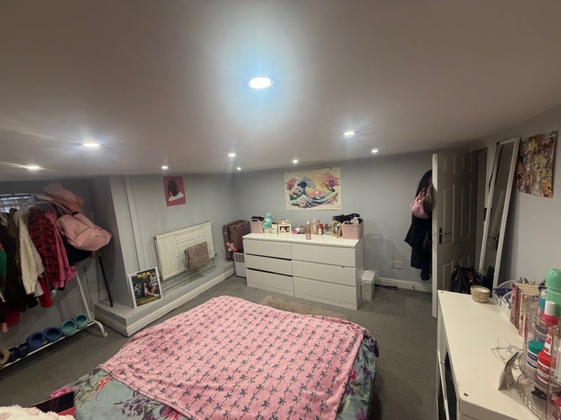 Room Dickenson Road in Manchester