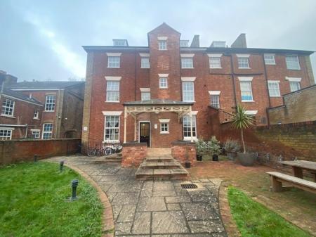 Flat Warwick Street in Rugby