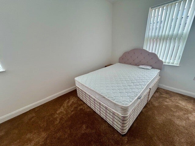 Flat Astonwood Road in Birkenhead