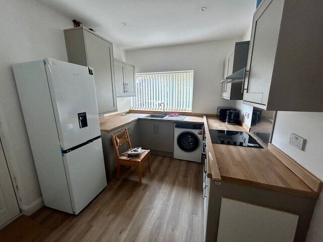 Flat Astonwood Road in Birkenhead