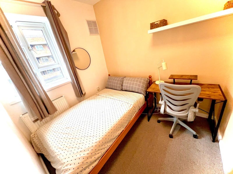 Room Cherbury Street in Greater London