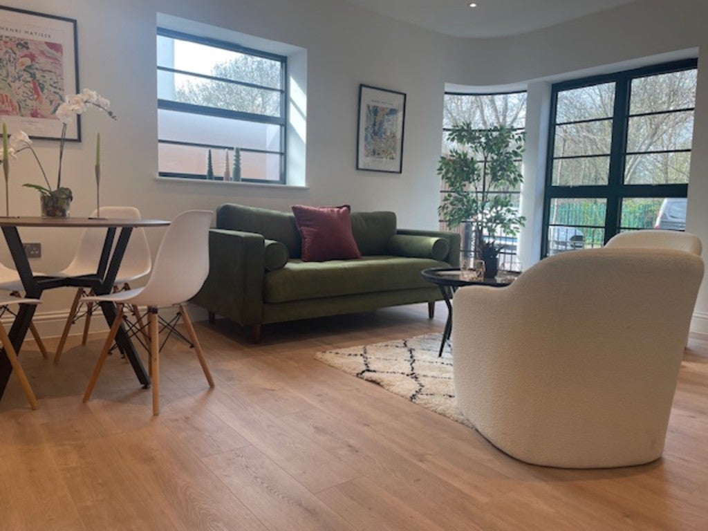 Flat Hollyfield Road in Greater London