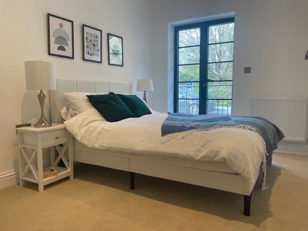 Flat Hollyfield Road in Greater London