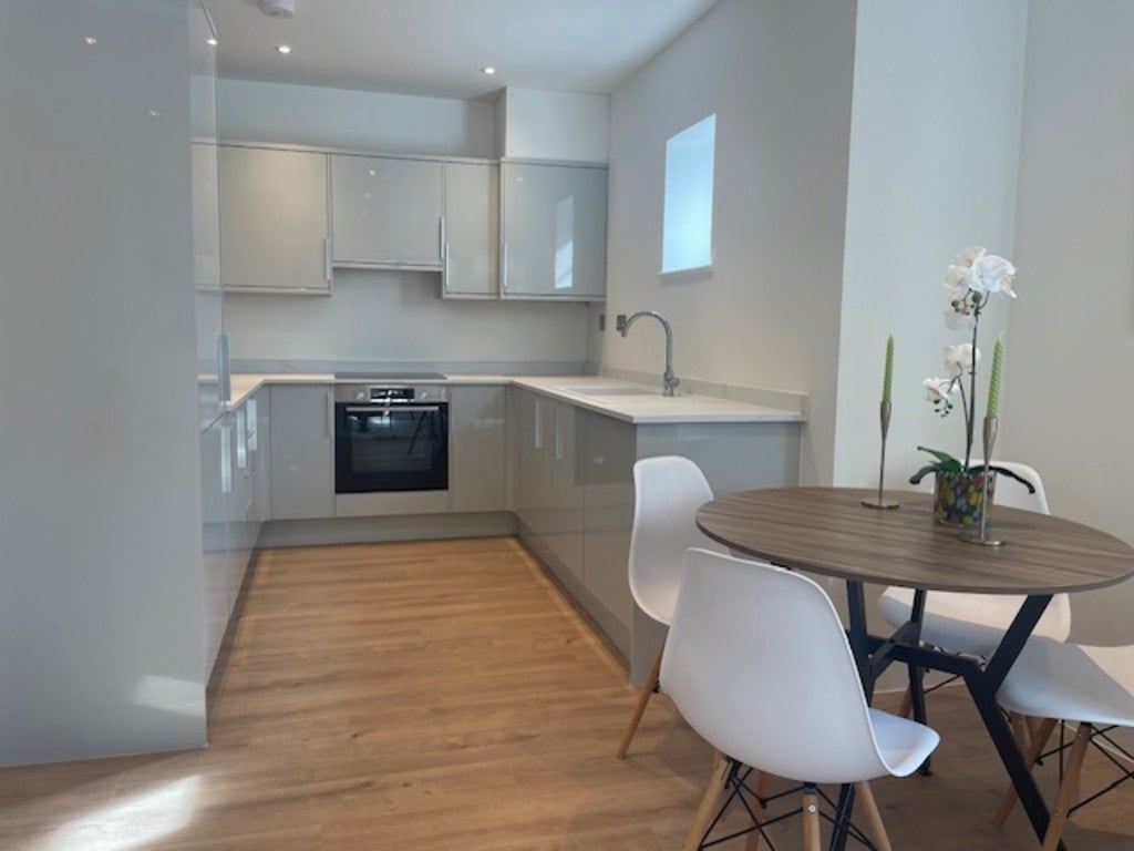 Flat Hollyfield Road in Greater London