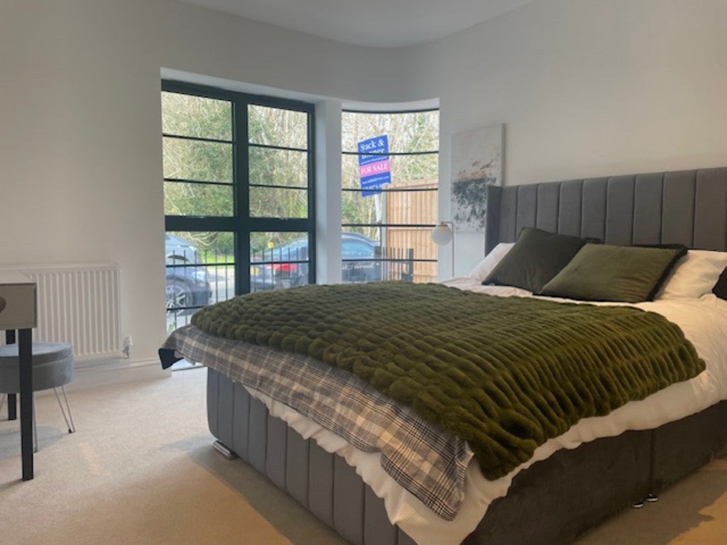 Flat Hollyfield Road in Greater London