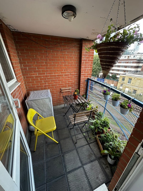 Room Poplar High Street in Greater London
