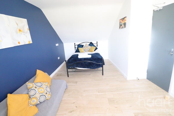 Flat Maybank Avenue in London