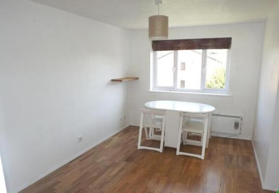Flat Courtlands Close in Watford